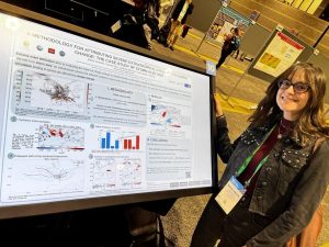 Mireia shows her poster in AGU 2022